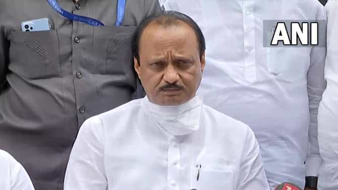 Ajit Pawar on Devendra Fadnavis : पत्नी म्हणते नवरा वेश बदलून जायचा, नेते म्हणता आमचा संबंध नाही, अजित पवारांची उपमुख्यमंत्री फडणवीसांवर टीका