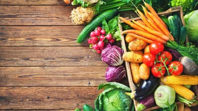 ‘या’ भाज्या कच्च्या खाण्याची चूक कधीही करू नका, शिजवून खाल्ल्यानेच मिळते पूर्ण पोषण; जाणून घ्या, कोणत्या आहेत आरोग्यासाठी फायदेशीर भाज्या!