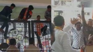 Video : Akola ShivSena | अकोल्यात घरकुल बांधकामाच्या मागणीसाठी शिवसेनेचा मोर्चा, पोलीस-कार्यकर्त्यांची झटापट, गेटवर चढून आत प्रवेश