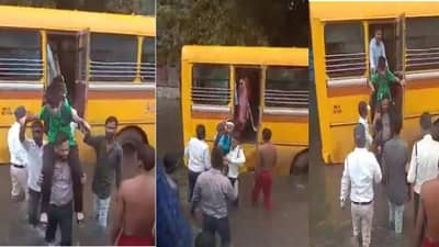 पहिल्या पावसातच रस्त्यावर पाणी;स्कुल बस अडकली पाण्यात; विद्यार्थ्यांना नागरिक, पोलिसांनी काढले बाहेर