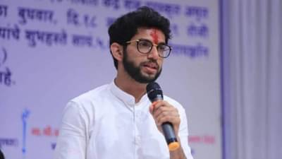 Aditya Thackeray : बंडखोरांनी उद्धव ठाकरेंच्या आजारपणाचा फायदा घेतला, स्वार्थ साधला, आदित्य ठाकरेंचा हल्लाबोल, लढा जिंकण्याचा निर्धार