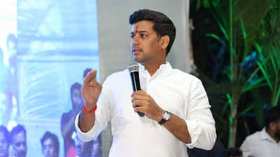 खुर्चीमागच्या मुख्यमंत्री बोर्डवर श्रीकांत शिंदे यांचं स्पष्टीकरण