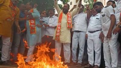 एकनाथ शिंदे विरुद्ध ठाकरे संघर्ष पेटला! शिवसैनिक रस्त्यावर उतरले, नवी मुंबईत जाळपोळ तर नागपुरमध्येही... 