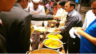 Pandharpur Wari 2022: तुकोबांच्या पालखीचे यवत येथे आगमन; वारकऱ्यांनी घेतला पिठलं भाकरीचा आस्वाद