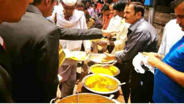 Pandharpur Wari 2022: तुकोबांच्या पालखीचे यवत येथे आगमन; वारकऱ्यांनी घेतला पिठलं भाकरीचा आस्वाद