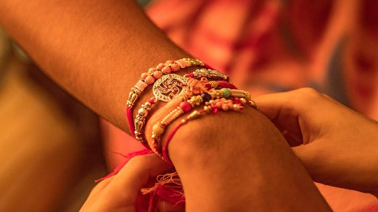Raksha bandhan 2022: कधी आहे रक्षा बंधन? मुहूर्त आणि राखी बांधण्यामागचे शास्त्र Raksha bandhan 2022: कधी आहे रक्षा बंधन? मुहूर्त आणि राखी बांधण्यामागचे शास्त्र