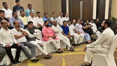 Eknath Shinde : विलीनीकरण हाच एकमेव पर्याय, एकनाथ शिंदेंसमोर राजकीय अडचणींचा डोंगर; पक्षांतरविरोधी कायदा बंडखोरांना समजलाच नाही?