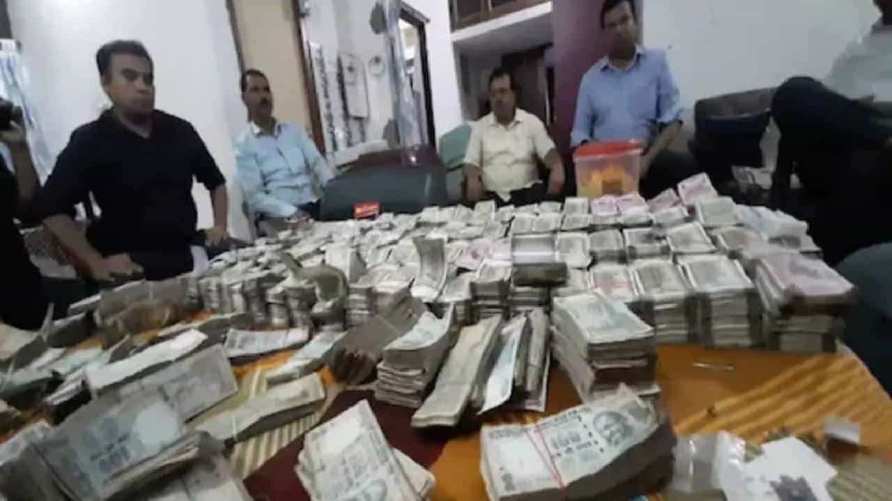 ड्रग्ज इन्स्पेक्टरच्या घरामध्ये छापेमारीत 5 पोती भरून पैसे, आलिशान कार आणि सोन्याचे असंख्य दागिने सापडले, वाचा हे नेमके कुठे घडले!