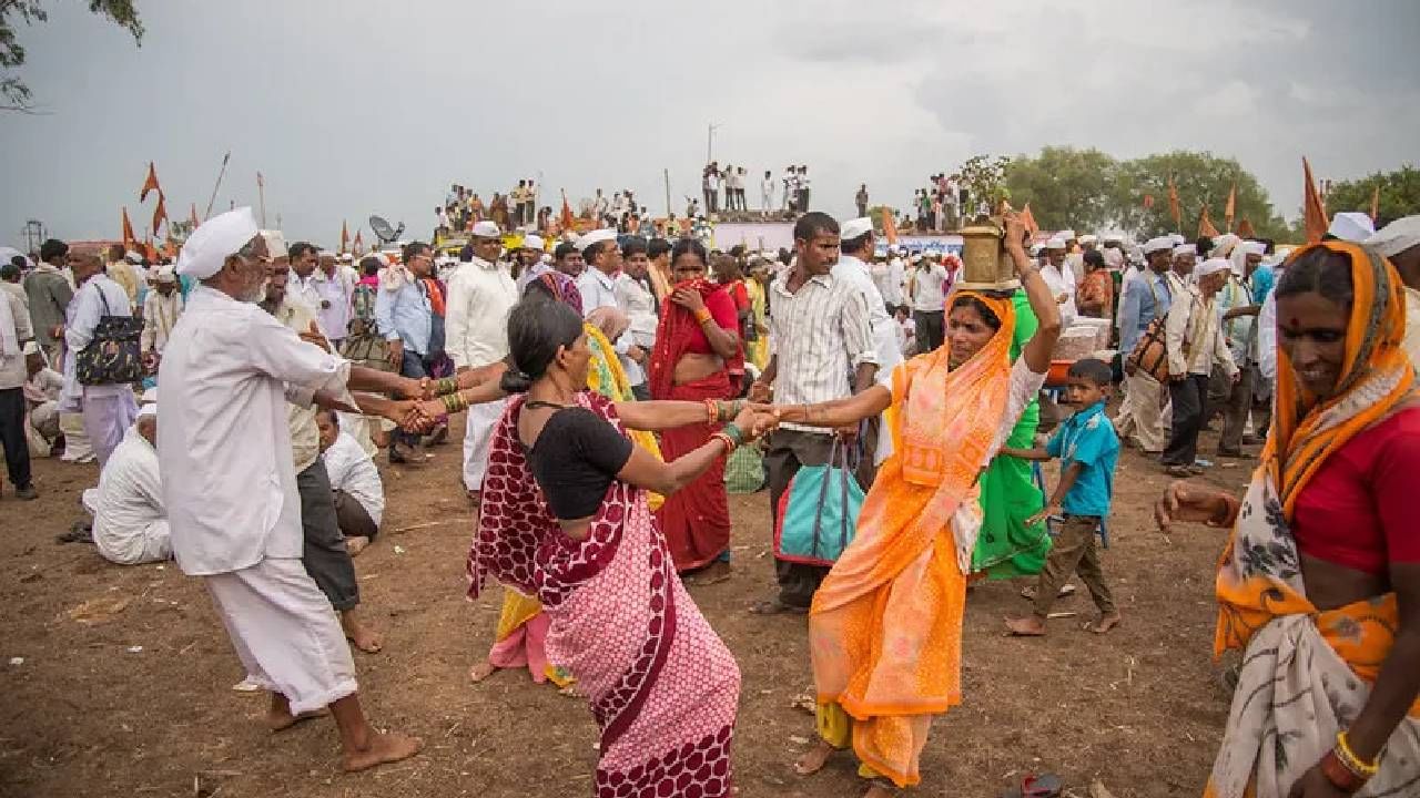 Pandharpur Wari 2022: लावणीच्या जुगलबंदीद्वारे वारकऱ्यांची सेवा; वारीच्या रंगात रंगली अभिनेत्री प्राजक्ता गायकवाड