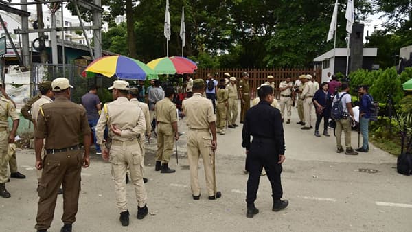 Eknath Shinde Update : महाराष्ट्राच्या महानाट्यात केंद्राची एन्ट्री, सदा सरवणकराच्या घराला CRPF ची सुरक्षा, इतर बंडखोरांनाही मिळणार?