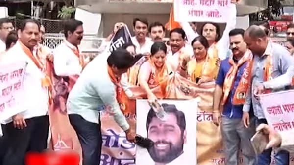 Shivsena protest : यांना जोडेच नाही, सापडल्यावर मारणारही; एकनाथ शिंदेंच्या बंडानंतर आक्रमक शिवसैनिकांचा इशारा, पुण्यात जोडे मारो आंदोलन