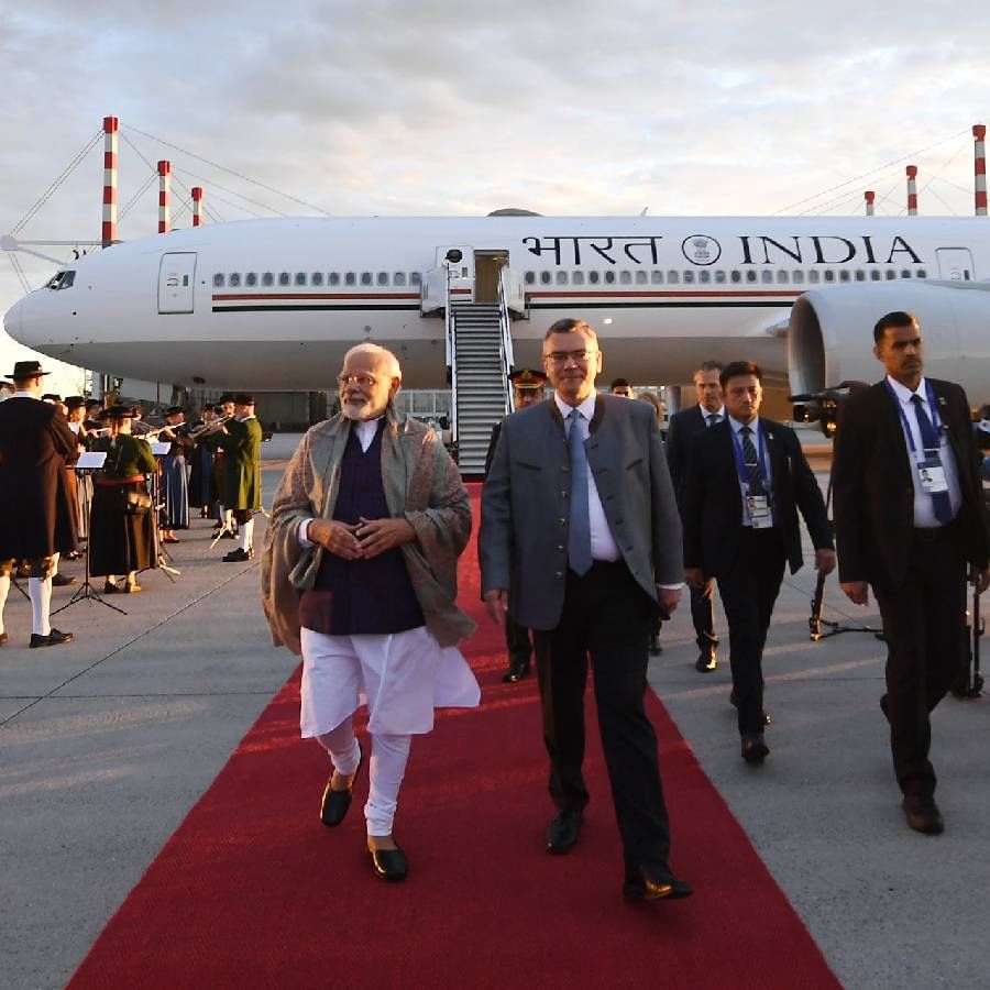 म्युनिक विमानतळाबाहेर भारतीय समुदायाच्या लोकांनीही पंतप्रधान मोदींचे जल्लोषात स्वागत केले. अनिवासी भारतीयांनी 'मोदी-मोदी' आणि 'भारत माता की जय'च्या घोषणा दिल्या.
