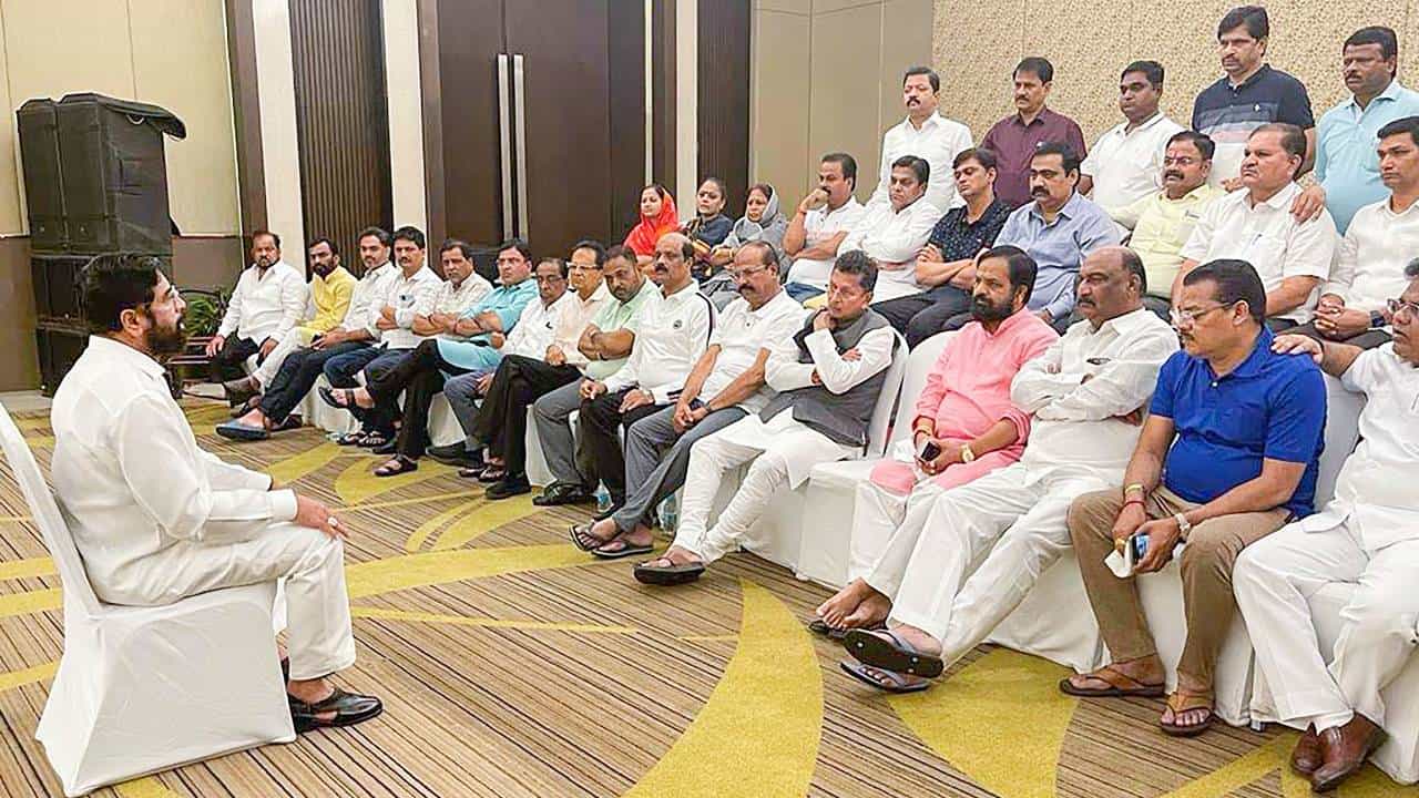 Eknath Shinde : निलंबनाच्या संभाव्य कारवाई विरोधात बंडखोर आमदारांची सर्वोच्च न्यायालयात धाव, याचिका दाखल - सूत्र