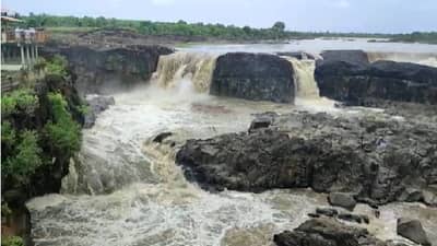 Sahastrakund Waterfall | नयनरम्य दृष्य... सहस्त्रकुंड धबधबा प्रवाहित, धबधब्यावर पर्यटकांची मोठी गर्दी!