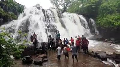 Kankavli | पर्यटकांसाठी आनंदाची बातमी...कणकवलीतील सावडाव धबधबा प्रवाहित, पाहा खास फोटो!