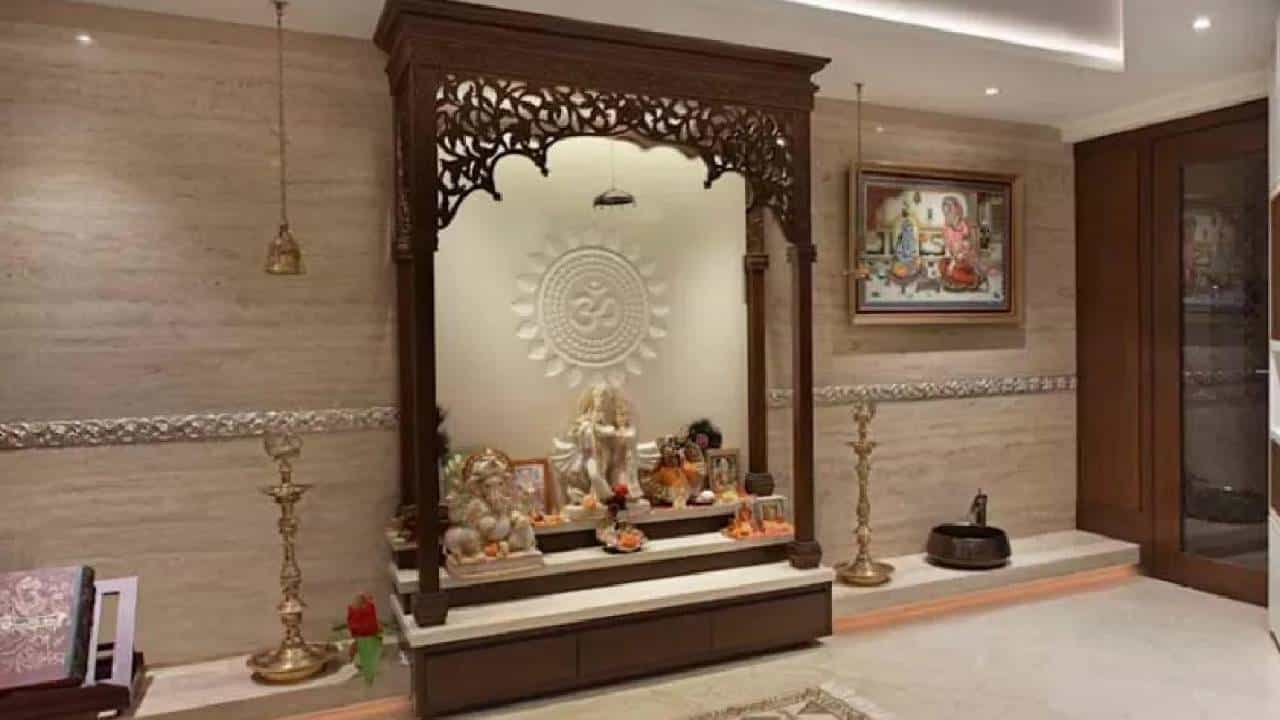 Vastu tips: वास्तुशास्त्रानुसार अशा प्रकारे लावा देवघरात दिवा; देवघराबद्दल वास्तुशास्त्र काय सांगते?