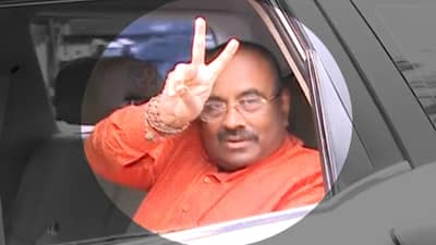 BJP Meeting: सुधीर मुनगंटीवारांनी केला इशारा जाता जाता, व्हिक्ट्री साईनचा अर्थ काय?