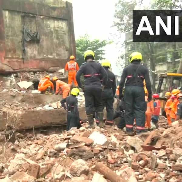 मुंबईतील कुर्ला पूर्वमधील शिवसृष्टी रोड परिसरातील एक चार मजली इमारत कोसळल्याची दुर्घटना घटना घडली आहे.मध्यरात्री उशीरा इमारत कोसळण्याची घटना घडली आहे.