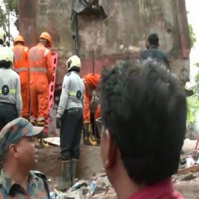 Kurla building collapse: मुंबईतील कुर्ला येथे चार मजली इमारत कोसळली; 16 नागरिकांना वाचवण्यात यश, एकाचा मृत्यू ; बचाव कार्य सुरूच