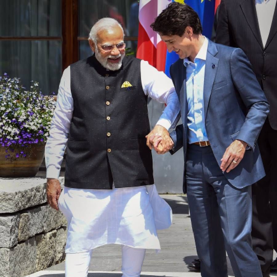  G-7 शिखर परिषदेत सहभागी होण्यासाठी आलेल्या पंतप्रधान मोदींनी कॅनडाचे पंतप्रधान जस्टिन ट्रुडो यांचीही भेट घेत , त्यांच्यासोबत चर्चा केली 
