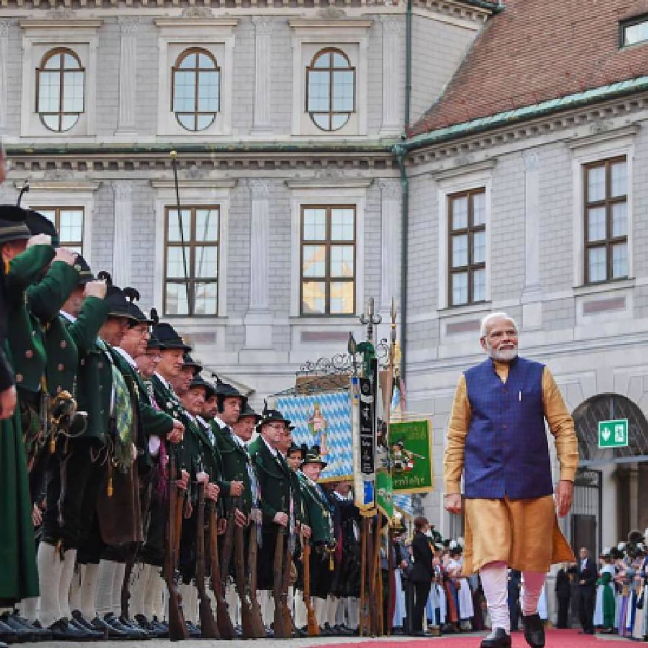 पंतप्रधान नरेंद्र मोदी यांनी जर्मनीतील श्लोस एलमाऊ येथे G-7 शिखर परिषदेला हजेरी लावली आहे.  या परिष पीएम मोदींनी अनेक जागतिक नेत्यांची भेट घेतली आणि त्यानंतर शिखर परिषदेच्या पहिल्या सत्राला संबोधित केले.
