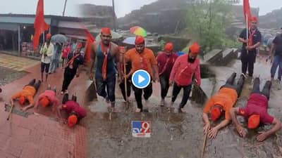 Political Viral: फक्त शिवसेनेसाठी! संकट टळावं म्हणून गडाच्या पायथ्यापासून लोटांगण...