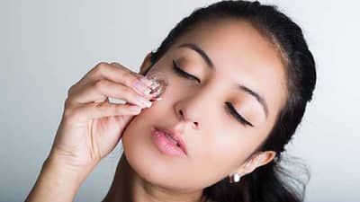 सुंदर चेहऱ्याचे रहस्य म्हणजे ‘थंडगार बर्फ’; त्वचा सुंदर आणि टाईट बनवण्यासाठी ‘बर्फ’ आहे खूप फायदेशीर!