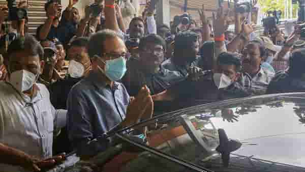 Uddhav Thackeray : मंत्रिमंडळ बैठकीत मुख्यमंत्री उद्धव ठाकरे राजीनामा देणार? उद्धव ठाकरे आणि शरद पवारांची फोनवरुन चर्चा