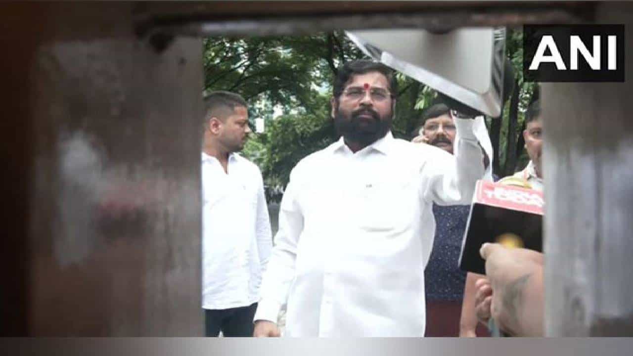 Eknath Shinde : मुख्यमंत्री उद्धव ठाकरे राजीनामा देण्याची चर्चा, शिंदे गटात जल्लोष; एकनाथ शिंदे दिल्लीला जाणार?