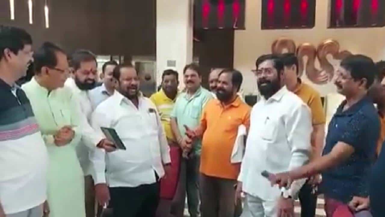 ShahajiBapu Patil : काय झाडी, काय डोंगार, काय हॉटेल, ओकेमधी हाय... गुवाहाटीत बंडखोर आमदारांमध्येही शहाजी बापूंचीच चर्चा, व्हिडीओ समोर