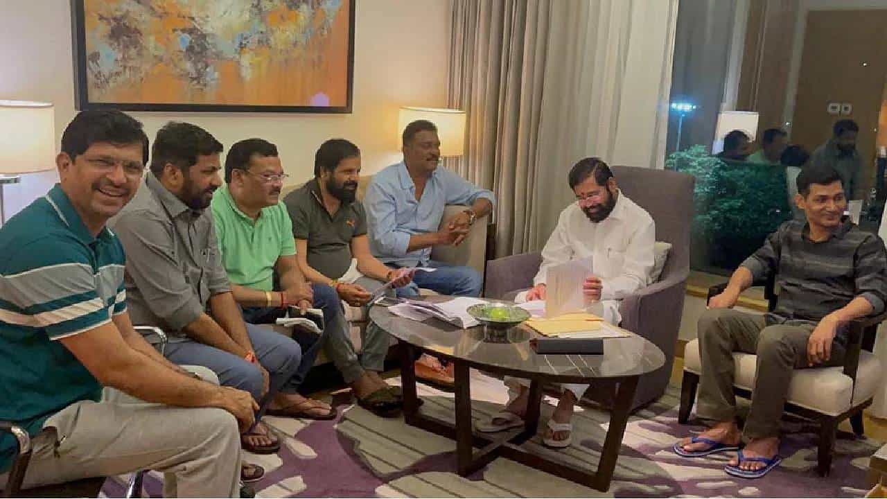 Eknath Shinde : शिंदे गटाकडून सत्तास्थापनेच्या हालचालींना वेग, बच्चू कडूंसह 10 आमदार उद्या मुंबईत? राज्यपालांना पत्र देणार