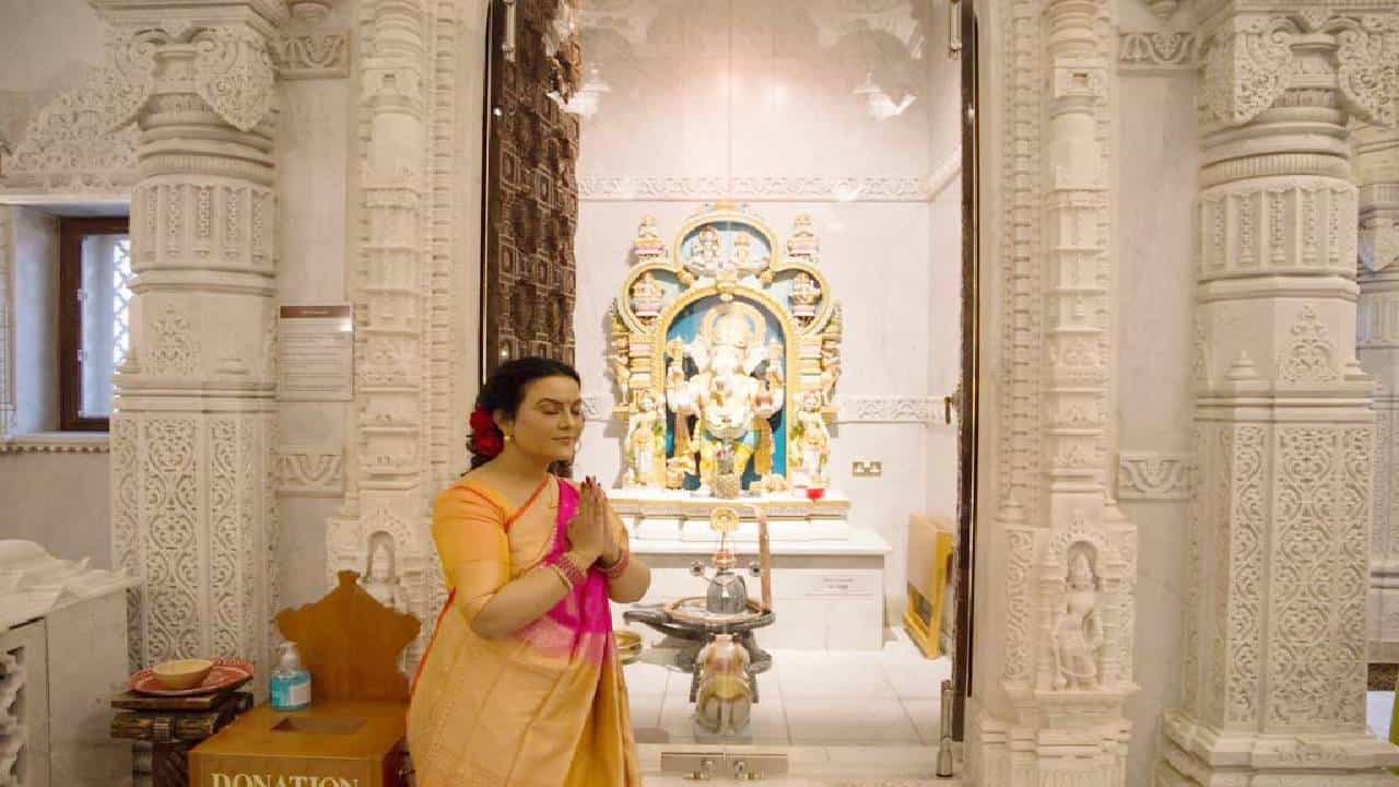 Amruta Fadnavis : महाराष्ट्राच्या स्थैर्य आणि समृद्धीसाठी अमृता फडणवीस यांची थेट लंडनच्या मंदिरात प्रार्थना, पाहा मिसेस फडणवीस यांचे खास फोटो!
