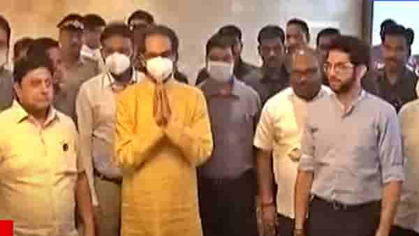 Uddhav Thackeray : मुख्यमंत्री म्हणून उद्धव ठाकरेंचं हे शेवटचं अभिवादन? कर्मचाऱ्यांपासून ते मंत्र्यांपर्यंत आदित्यसह हात जोडत गेले