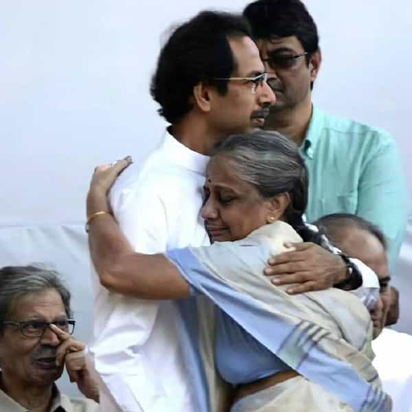 कधी स्वेटर घालून दिसले, कधी चेक्सचा शर्ट घालून दिसले फार तर फार सदऱ्यात दिसले आणि म्हणूनच उद्धव ठाकरे सामान्य माणसाला आपल्यातलेच वाटले! आपल्याच कुटुंबातील माणूस, सामान्य माणूस, घरातला मुख्यमंत्री, सुसंस्कृत मुख्यमंत्री असे टॅग त्यांना सतत मिळत गेले.