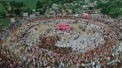 Pandharpur wari 2022 :जगद्गुरु संत श्रेष्ठ तुकाराम महाराज पालखी सोहळ्यातील अश्वाचे पहिले गोल रिंगण बेलवाडी येथे संपन्न