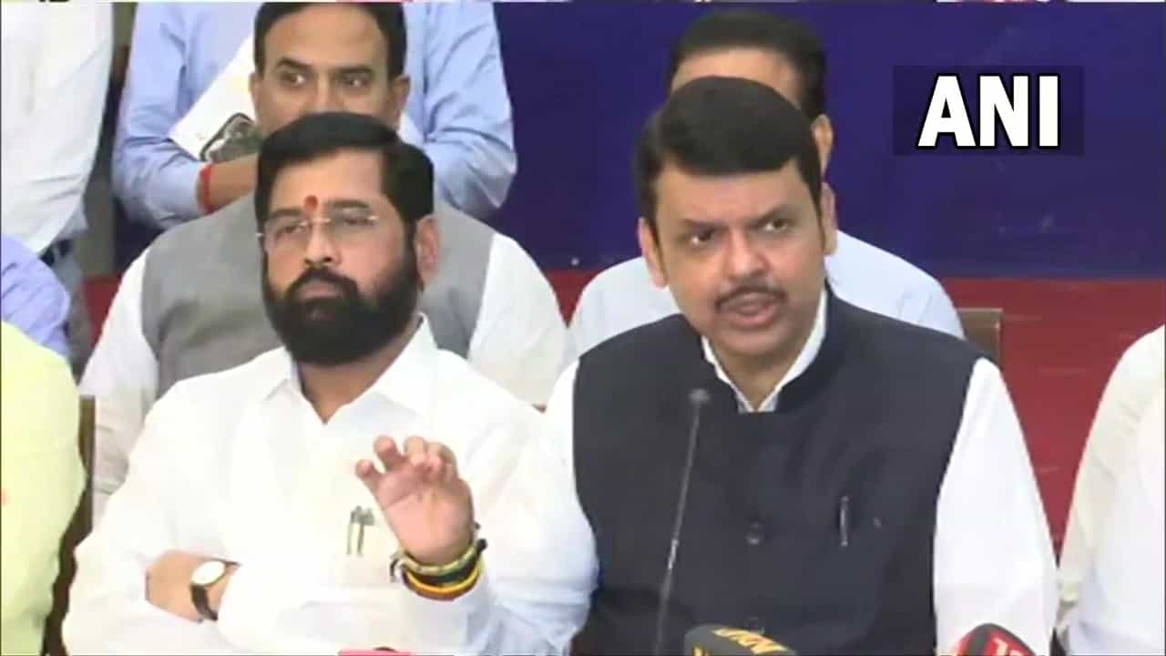 एकनाथ शिंदे महाराष्ट्राचे नवे मुख्यमंत्री, देवेंद्र फडणवीस यांची घोषणा