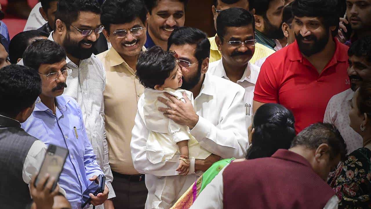 CM Eknath Shinde: दंगलीतून स्वतः रिक्षा चालवत नेली आणि एकनाथ शिंदेंनी चिमुरड्याचे प्राण वाचवले! 1989चा तो किस्सा