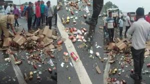 Baramati Liquor Tempo Accident: हाय का आता! अपघात झाल्यावर मदत करायचं दिलं सोडून, दारूच्या बाटल्याच उचलत बसले 