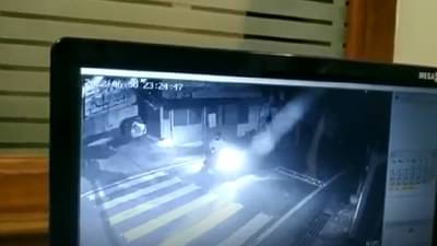 Kerala High Alert: CPI(M) राज्य मुख्यालयावर देशी बॉम्ब फेकल्याने केरळ हाय अलर्टवर! बॉम्ब फेकतानाचा व्हिडीओ व्हायरल