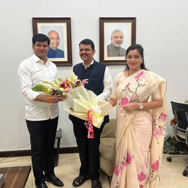 खासदार नवनीत राणा आणि आमदार रवी राणा यांनी सागर बंगल्यावर दाखल होत उपमुख्यमंत्री देवेंद्र फडणवीस यांना शुभेच्छा दिल्या आहे.