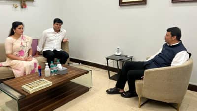 Navneet Rana : महाराष्ट्राच्या विकासासाठी फडणवीसांचा त्याग, नवनीत राणा यांच्याकडून फडणवीसांचं कौतुक, राणा दाम्पत्याकडून शुभेच्छा