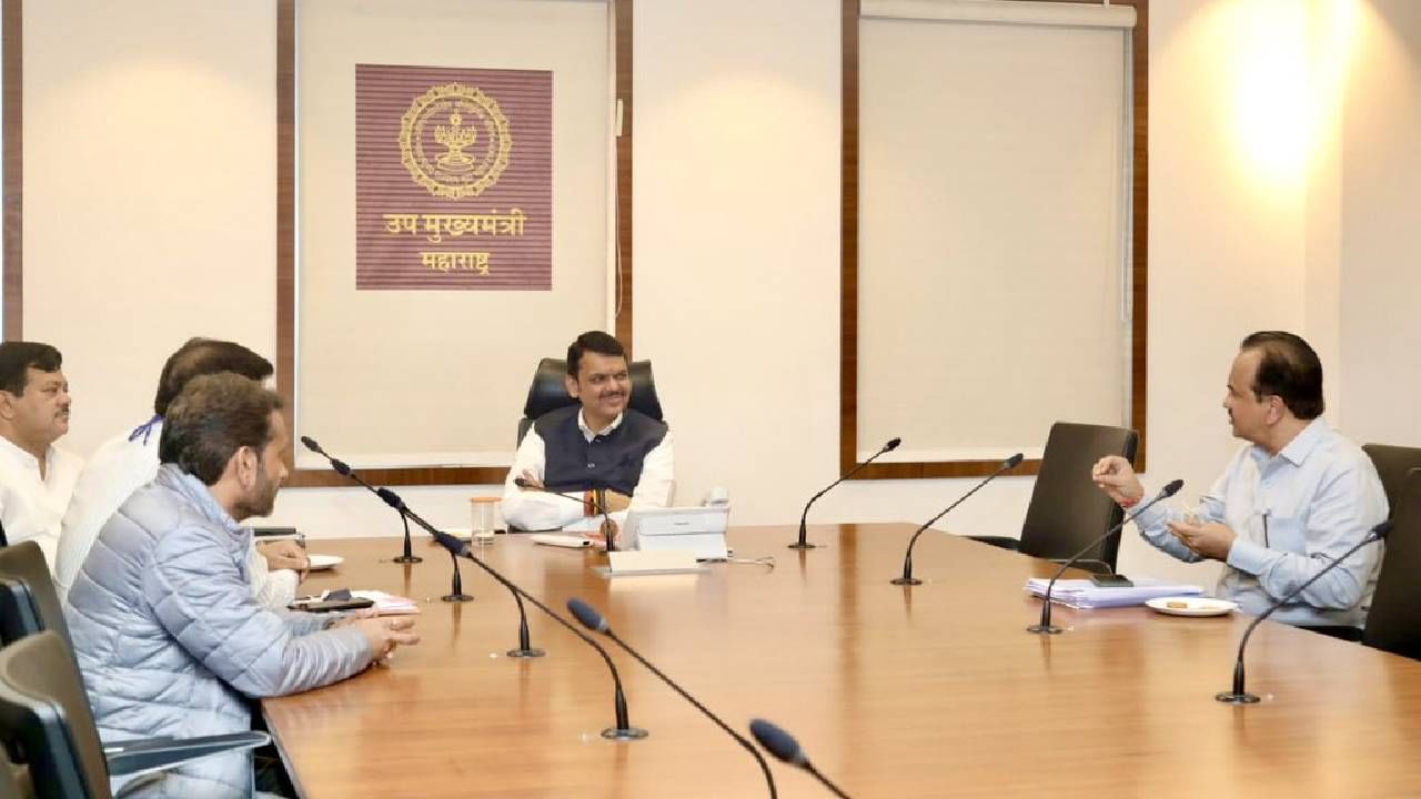 Devendra Fadnavis : देवेंद्र फडणवीसांनी उपमुख्यमंत्रीपदाचा पदभार स्वीकारला, कामकाजालाही सुरुवात; सचिवांच्या बैठकांचं सत्र