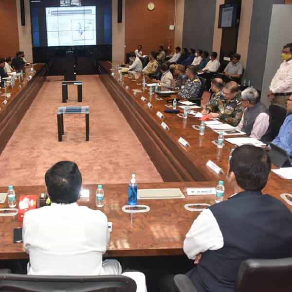 शिवसेना नेते एकनाथ शिंदे यांनी मुख्यमंत्री पदाची व देवेंद्र फडणवीस यांनी नुकतीच मुख्यमंत्री पदाची शपथ घेतली. त्यानंतर आज मुख्यमंत्री एकनाथ शिंदे आणि उपमुख्यमंत्री देवेंद्र फडणवीस यांच्या प्रमुख उपस्थितीत मंत्रालयात राज्यातील आपत्ती विषयक व्यवस्थापनाचा आढावा घेणारी बैठक सुरु