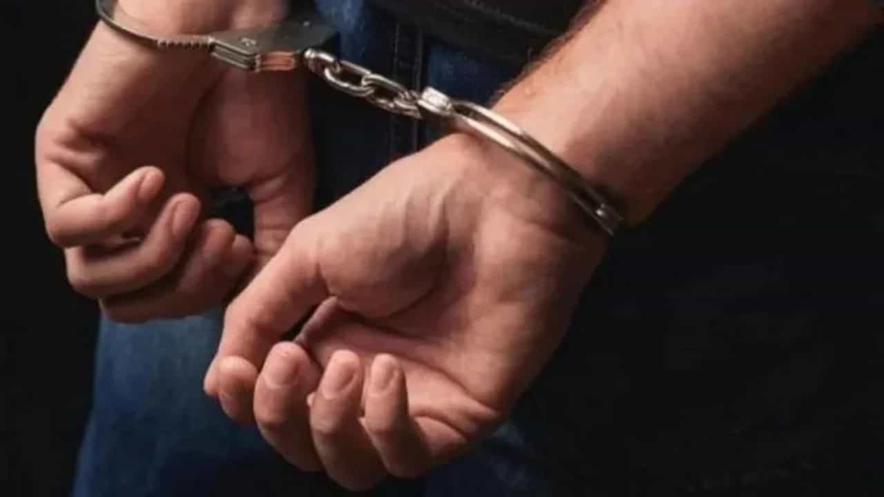 Pune crime : लय येडे चाळे करू नको म्हणत कोयत्यानं सपासप् वार; तरुणावर हल्ला केल्याप्रकरणी दत्तवाडी पोलिसांनी आवळल्या दोघांच्या मुसक्या