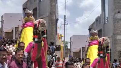 पोरं खुश! पहिलीच्या पोरांची उंटावरून मिरवणूक, विद्यार्थ्यांचं हटके स्वागत