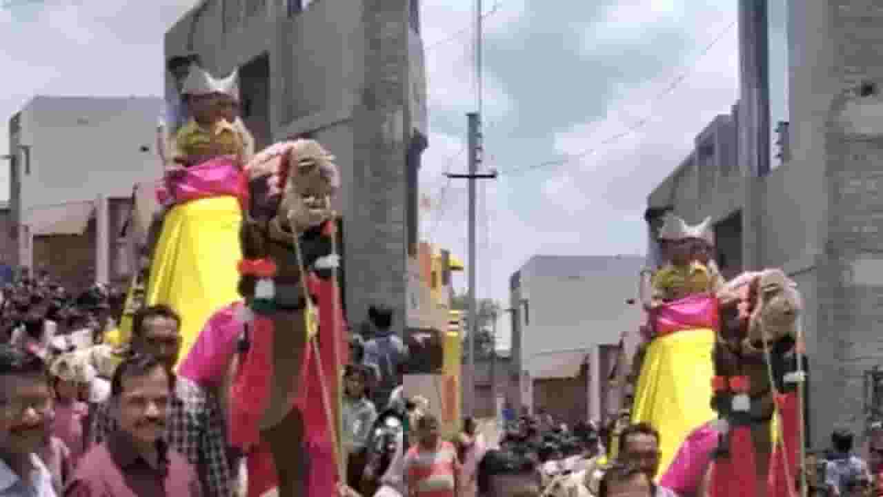 पोरं खुश! पहिलीच्या पोरांची उंटावरून मिरवणूक, विद्यार्थ्यांचं हटके स्वागत पोरं खुश! पहिलीच्या पोरांची उंटावरून मिरवणूक, विद्यार्थ्यांचं हटके स्वागत