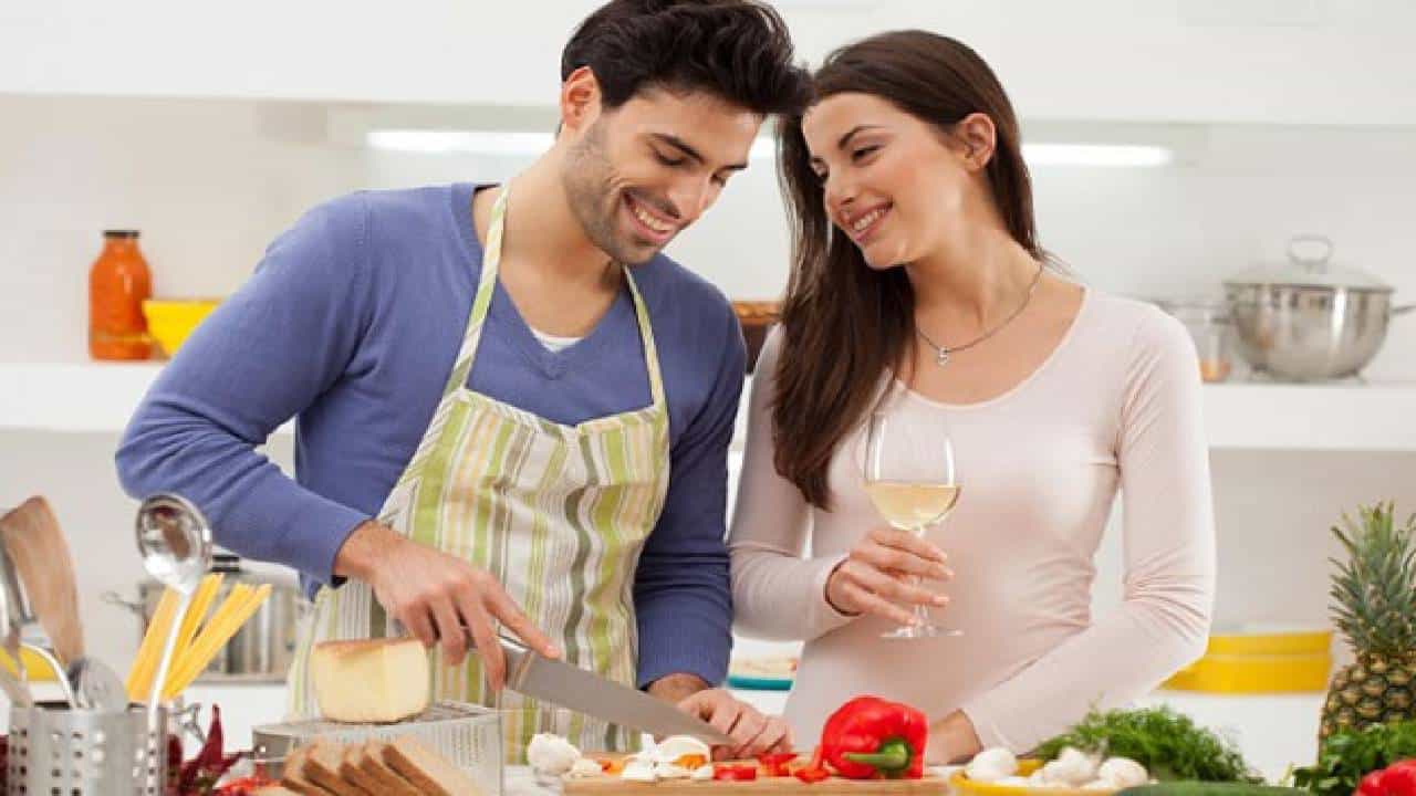 Astrology: या चार राशींचे पुरुष असतात आदर्श पती; नशीबवान मुलींनाच मिळतो असा नवरा