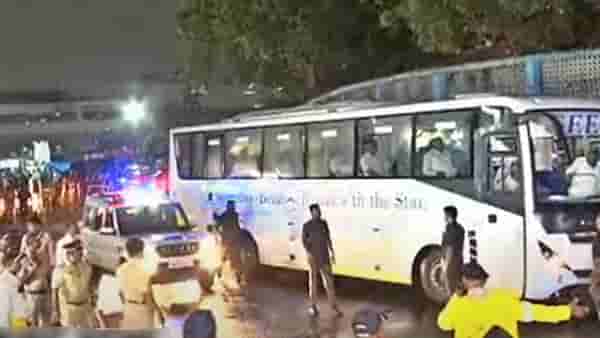 Eknath Shinde : तब्बल 11 दिवसांनंतर शिंदे गटातल्या आमदारांचं मुंबईत आगमन; कडेकोट बंदोबस्तात हॉटेल प्रेसिडेंटमध्ये मुक्काम