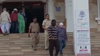 Beed | भिंतीला भगदाड पाडून केज येथे मोबाईल शॉपीत चोरी, चोरटे सीसीटीव्हीत कैद!