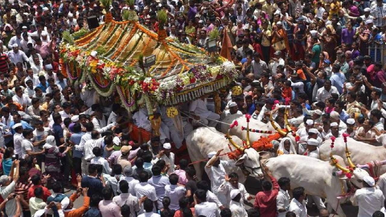 Pandharpur wari 2022: फलटण येथील मुक्कामानंतर ज्ञानेश्वर महाराजांची पालखी बरडच्या दिशेने मार्गस्थ Pandharpur wari 2022: फलटण येथील मुक्कामानंतर ज्ञानेश्वर महाराजांची पालखी बरडच्या दिशेने मार्गस्थ